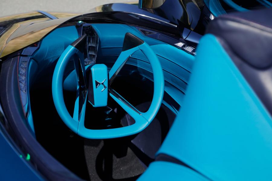 Интерьер DS X E-Tense 2018 года  (фото 31 из 43)